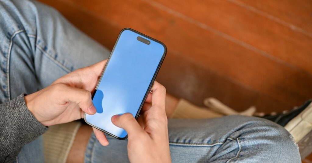 cv i linkedin – jak wyróżnić się na rynku pracy kobieta z telefonem w ręce